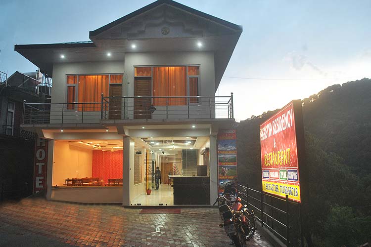 deluxe hotel dharamshala